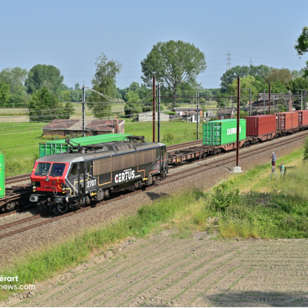Freshly stickered 2707 passing Duffel near Antwerp_© Gwenaël Piérat